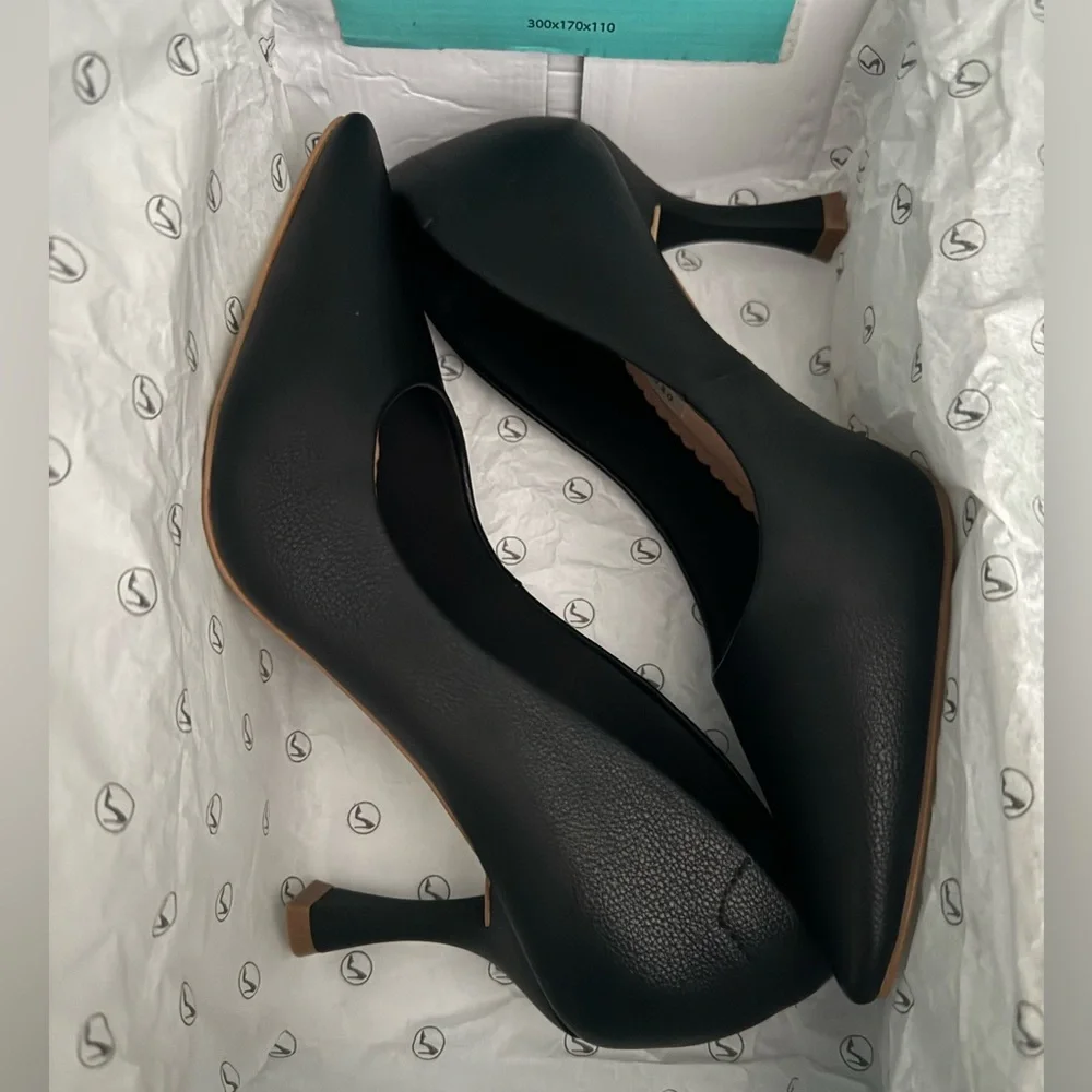 New Black leather pointed toe heels pumps size 6 preppy party wedding comfort
